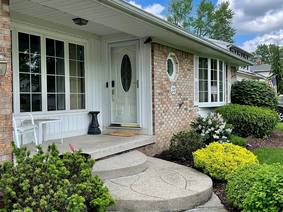 23 Mapleleaf Dr