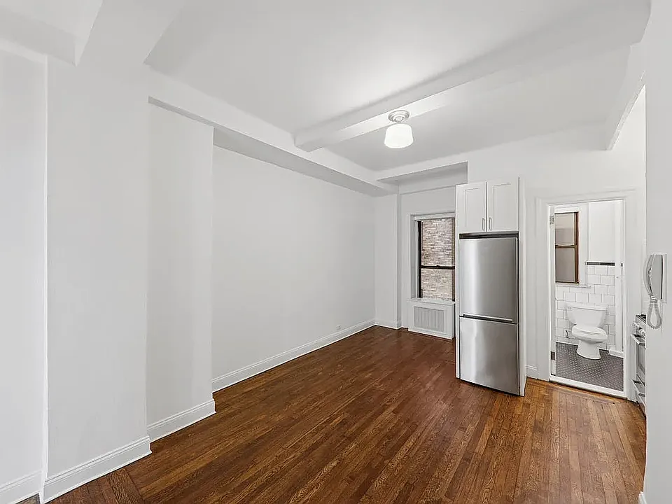 19 W 69th St #204