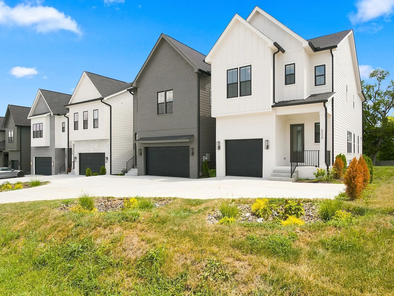 4 bed, 4.5 bath, 2335 sqft, $4,600 — Photo 1