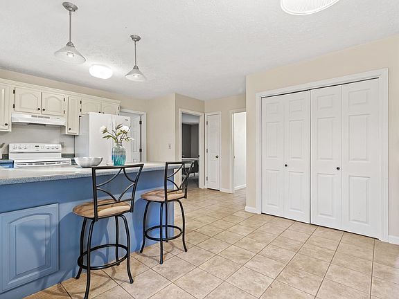 3rd image of 7 Kingston Way #A