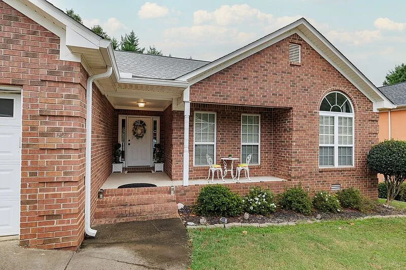 3 bed, 2.0 bath, 1896 sqft, $2,250 — Photo 3