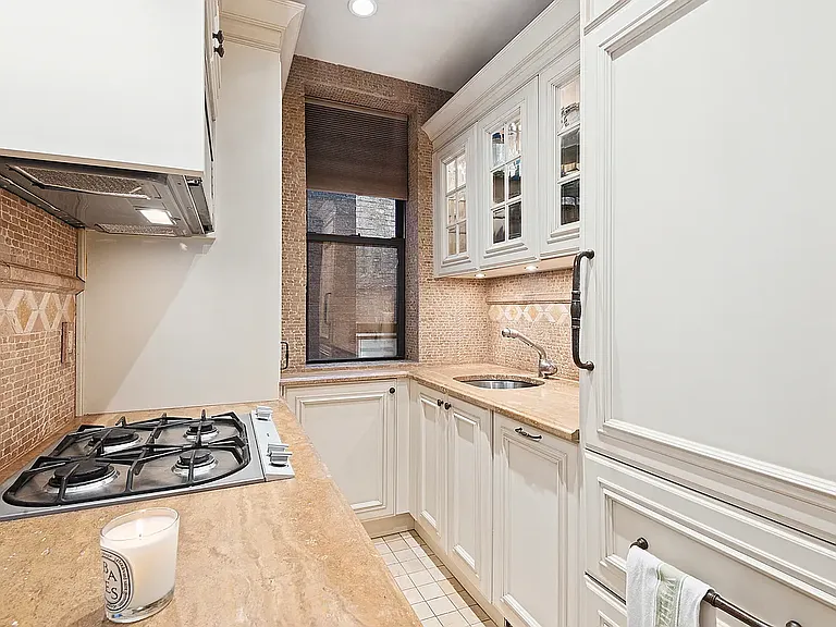 205 W 54th St #11G — Photo 6