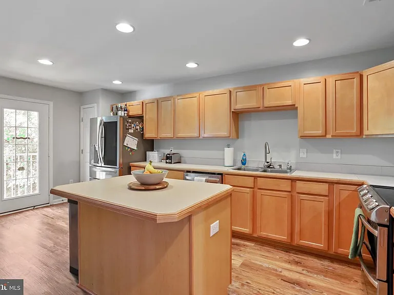 1307 Pendleton Ln — Photo 2