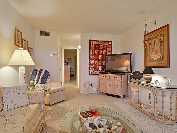 3rd image of 27 Pine Arbor Ln
