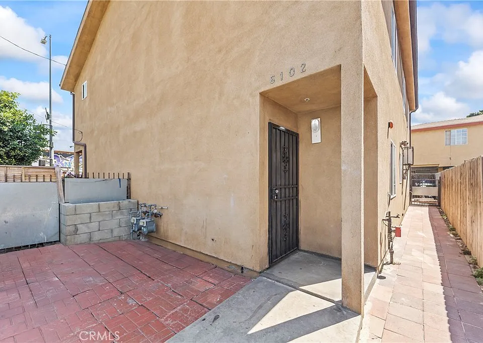 6102 S San Pedro St