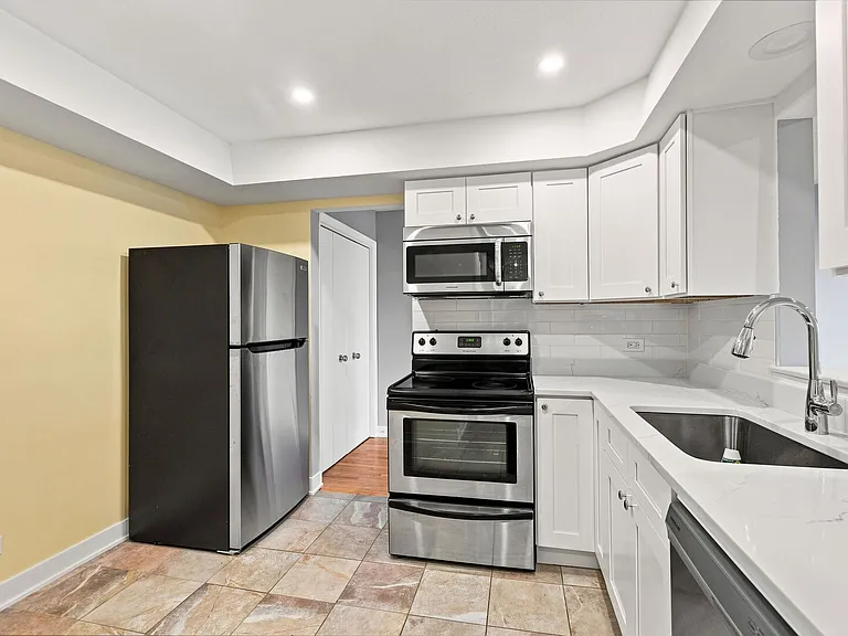 1365 N Sterling Ave #208B — Photo 6