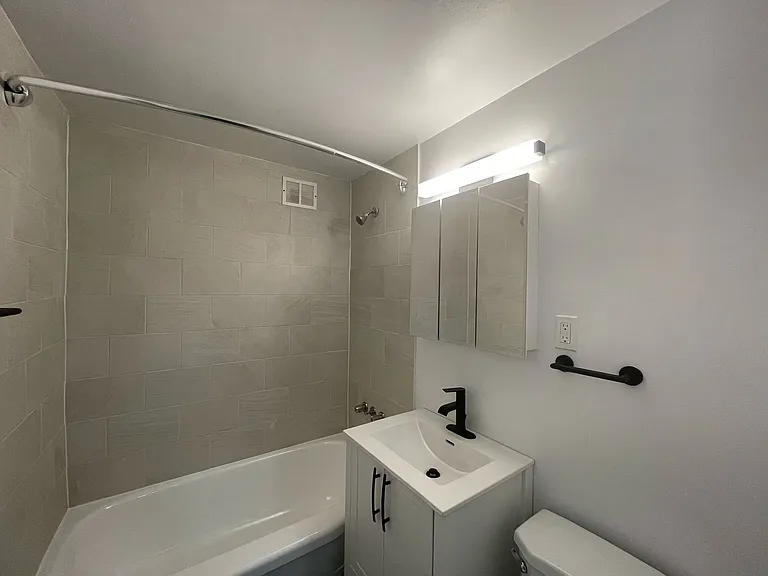 337 E 42nd St — Photo 13
