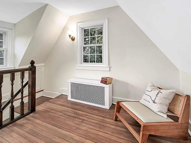 319 Oakland Beach Ave — Photo 8