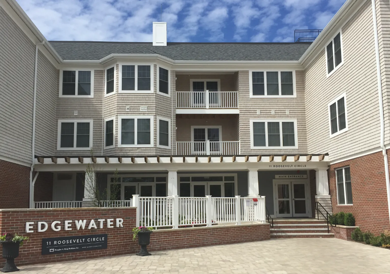 Edgewater Apartments — Photo 1