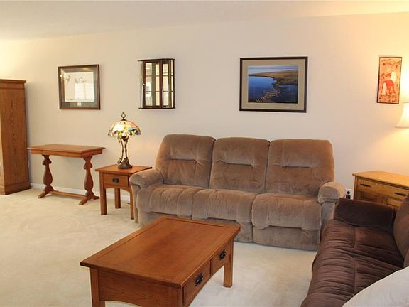 5th image of 814 Williamsburg Cir