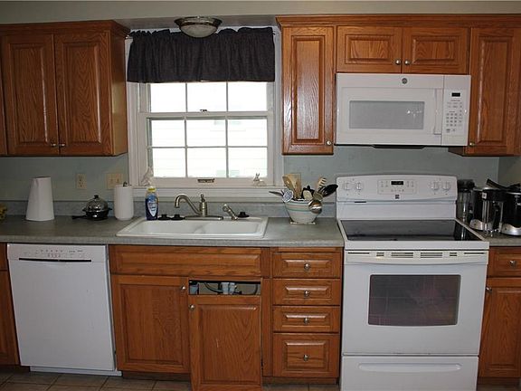 3rd image of 415 E 106th Ter