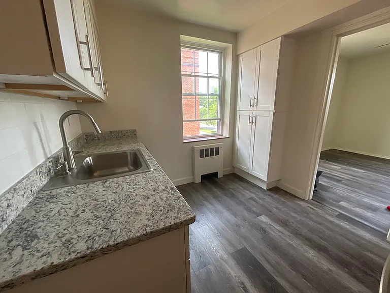 Country Club Apartments — Photo 19