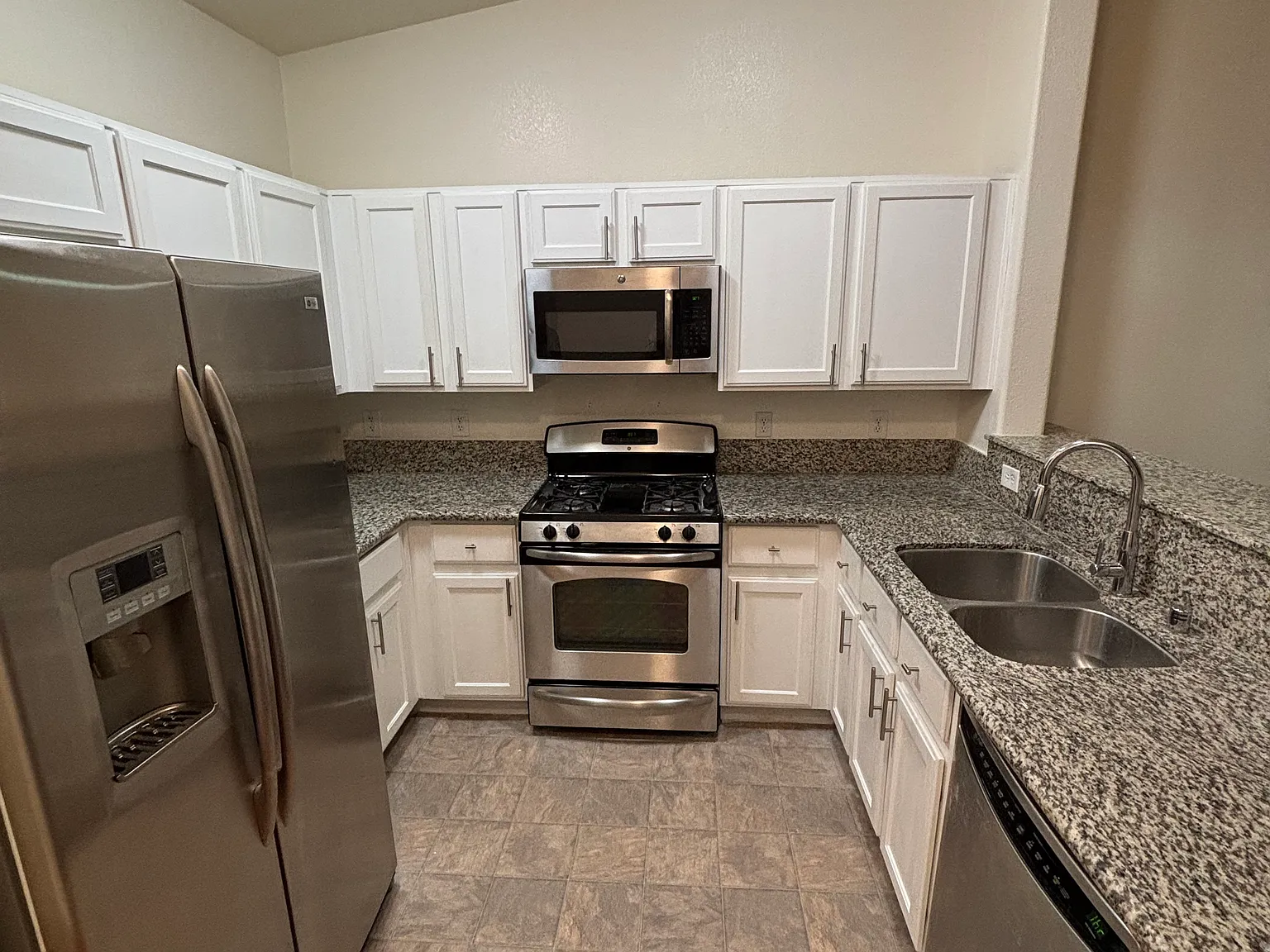 2 bed, 1069 sqft, $1,750 — Photo 3