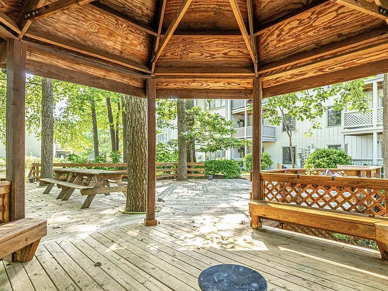 2218 Hunters Run Dr — Photo 24