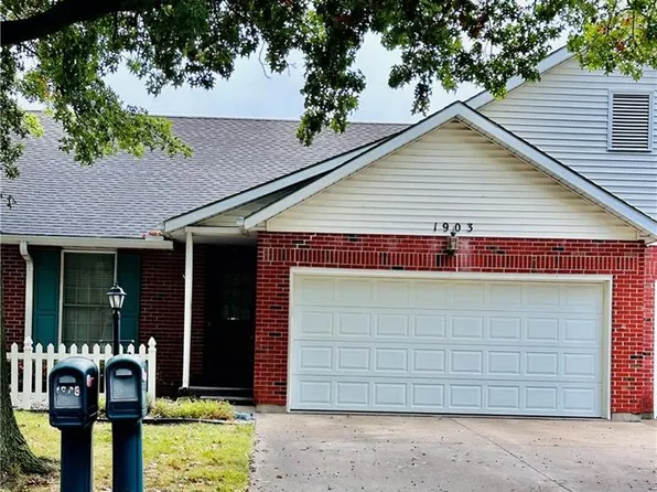 1903 Berkshire Dr, Saint Joseph, MO 64506
