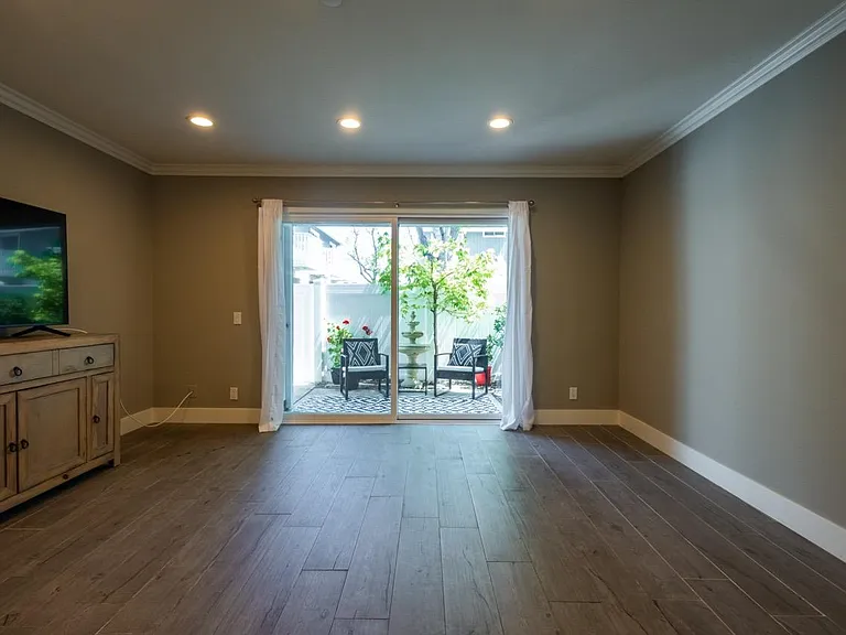 111 Abbeywood Ln — Photo 3