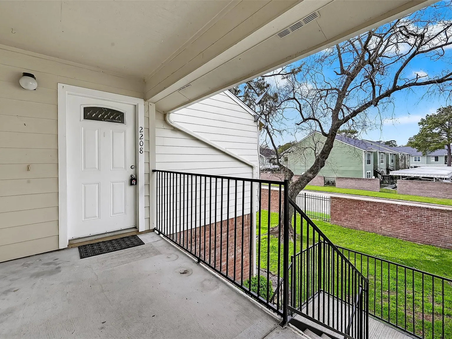 2 bed, 1.5 bath, 1098 sqft, $1,400 — Photo 2