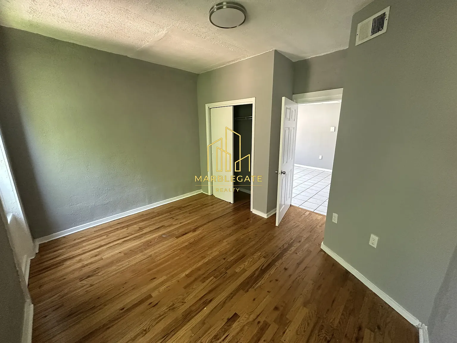 3 bed, 1050 sqft, $2,100 — Photo 3