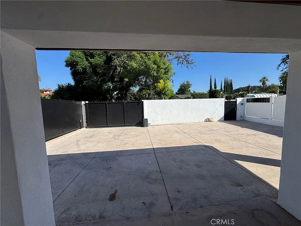2 bed, 1000 sqft, $3,499 — Photo 2