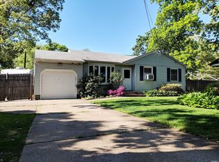 31 Wolfhollow Rd, Centereach, NY 11720