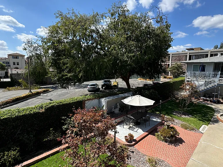 251 N El Molino Ave #8 — Photo 1