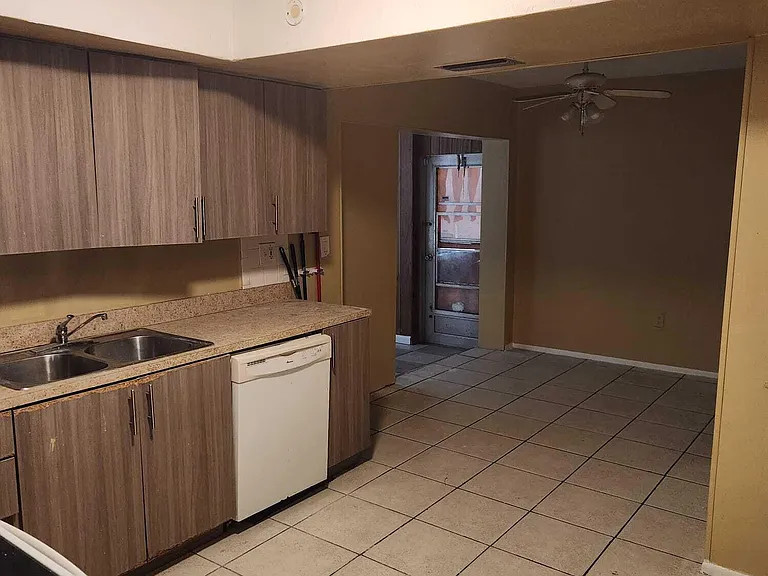 8030 Sunset Strip — Photo 2