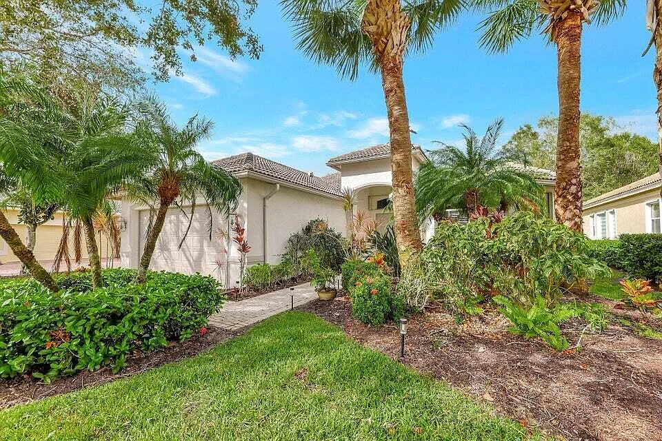 2 bed, 2.5 bath, 2370 sqft, $4,800 — Photo 2