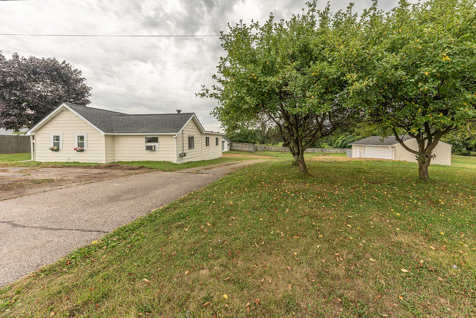 584 E Willis Rd photo 1