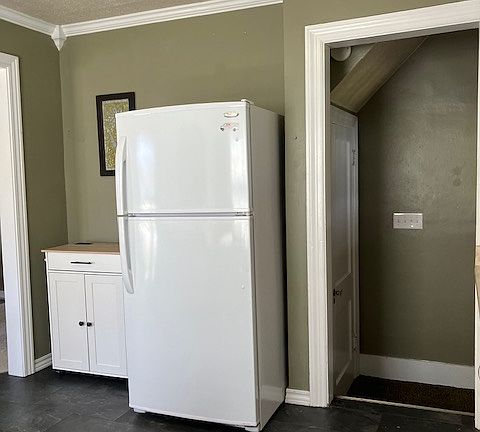 All appliances included, refridegerator, oven and microwave
