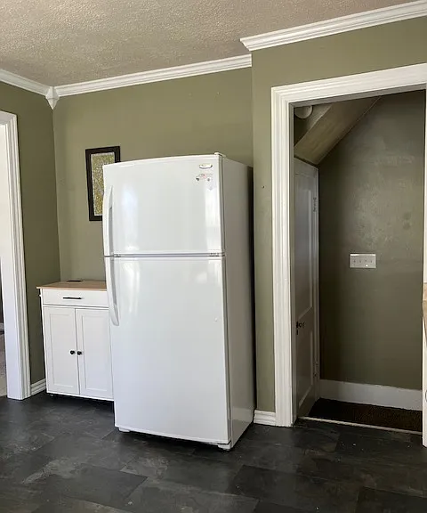 All appliances included, refridegerator, oven and microwave