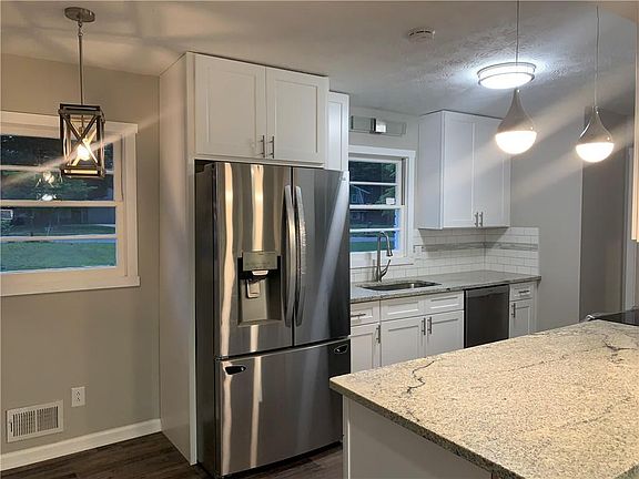 3rd image of 1334 Yates Ave