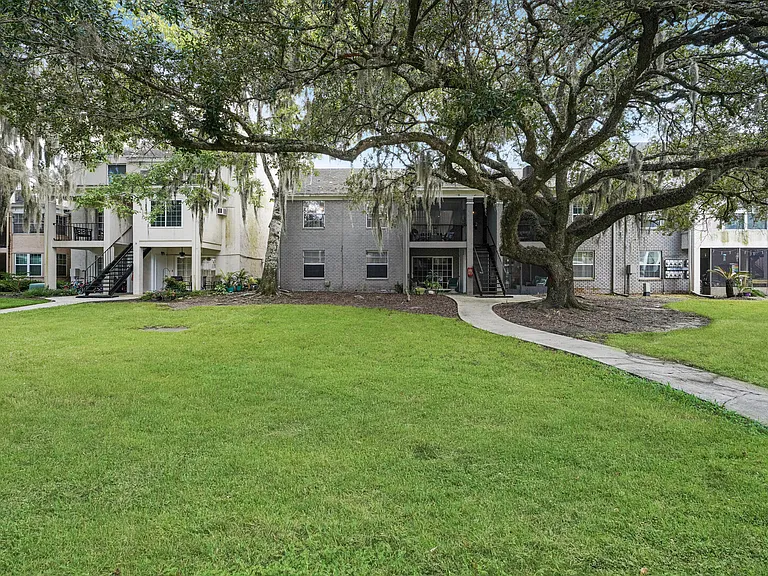 Plaza Gate Ln S — Photo 21