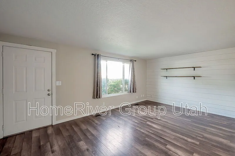 3 bed, 2.0 bath, 1580 sqft, $1,800 — Photo 3