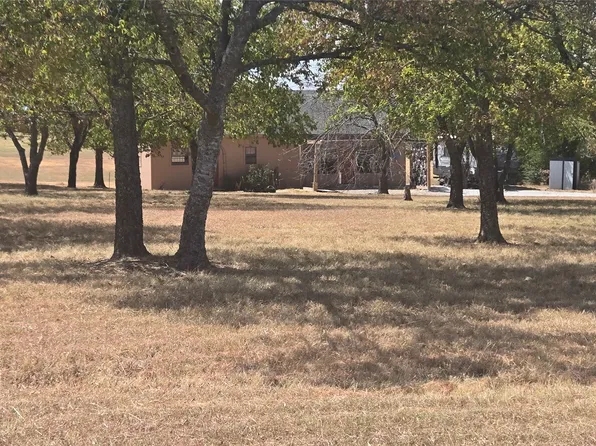 139 Pecan Dr, Gainesville, TX 76240