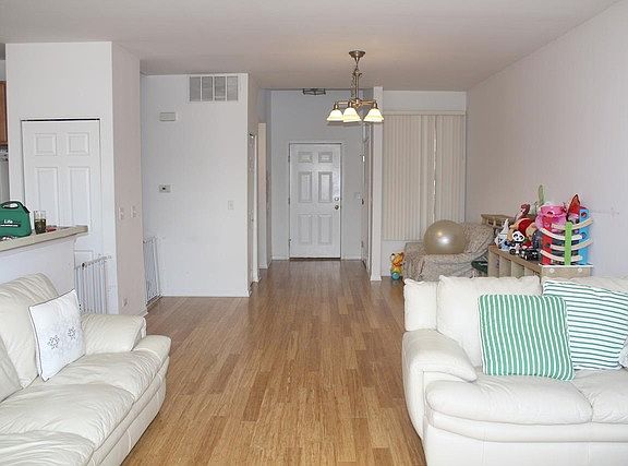3rd image of 1865 Crenshaw Cir #1865