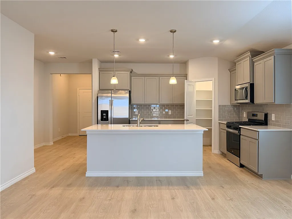 4 bed, 1783 sqft, $2,370 — Photo 2