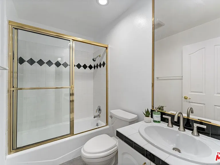 1338 Yale St #C — Photo 34