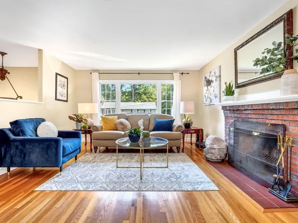 2 Town Line Rd, Burlington, MA 01803