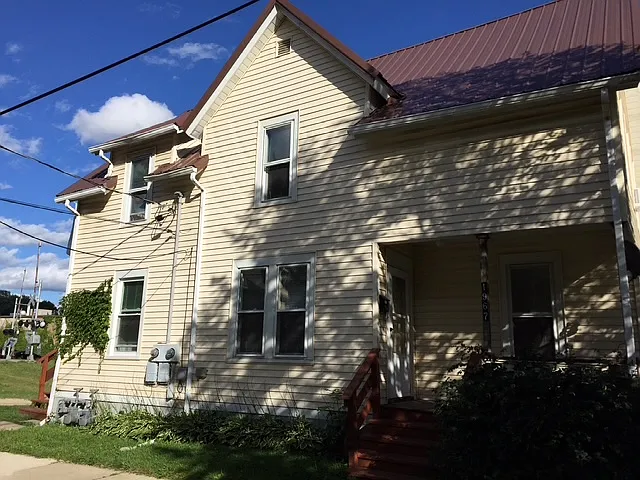 1967 E Main St — Photo 1