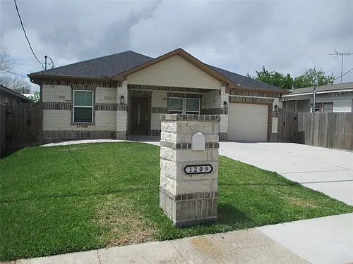 1209 Elm Photo 1
