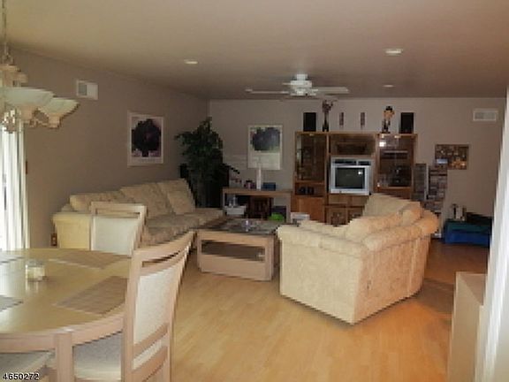 4th image of 301 Ringwood Ave