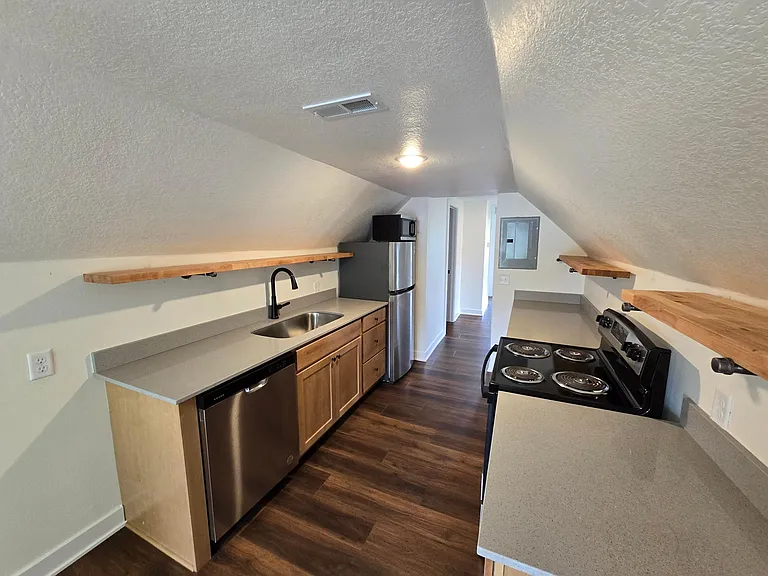 308 Cedar Ave #308.5 — Photo 4