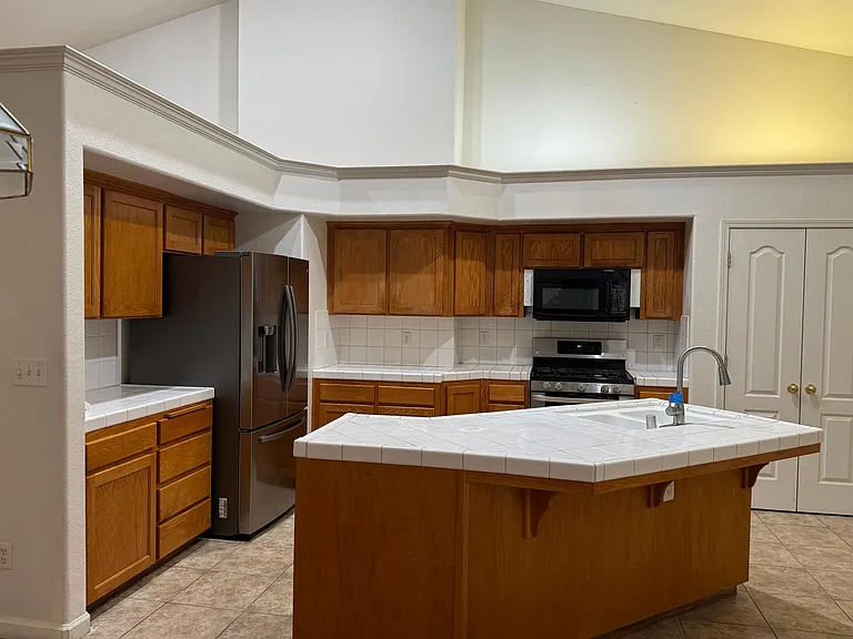 2832 E Cromwell Ave — Photo 31