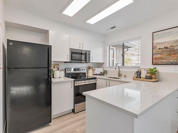 5th image of 429 Creekside Ln
