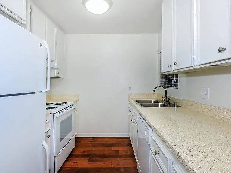 Sun Valley Gardens Apartments — Photo 11