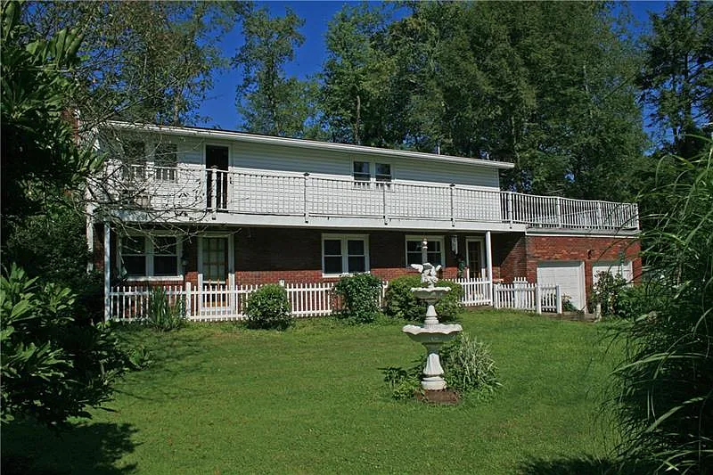 106 Thomas Rd photo 1