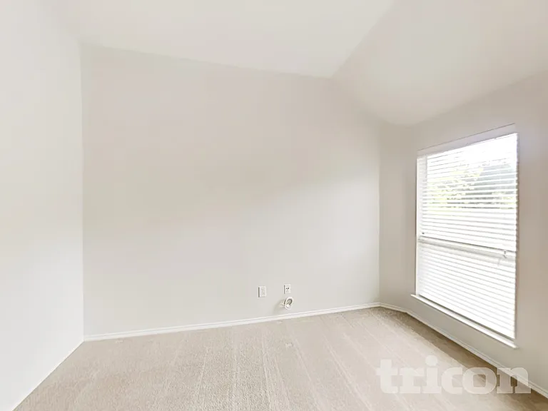 906 Pheasant Dr — Photo 7