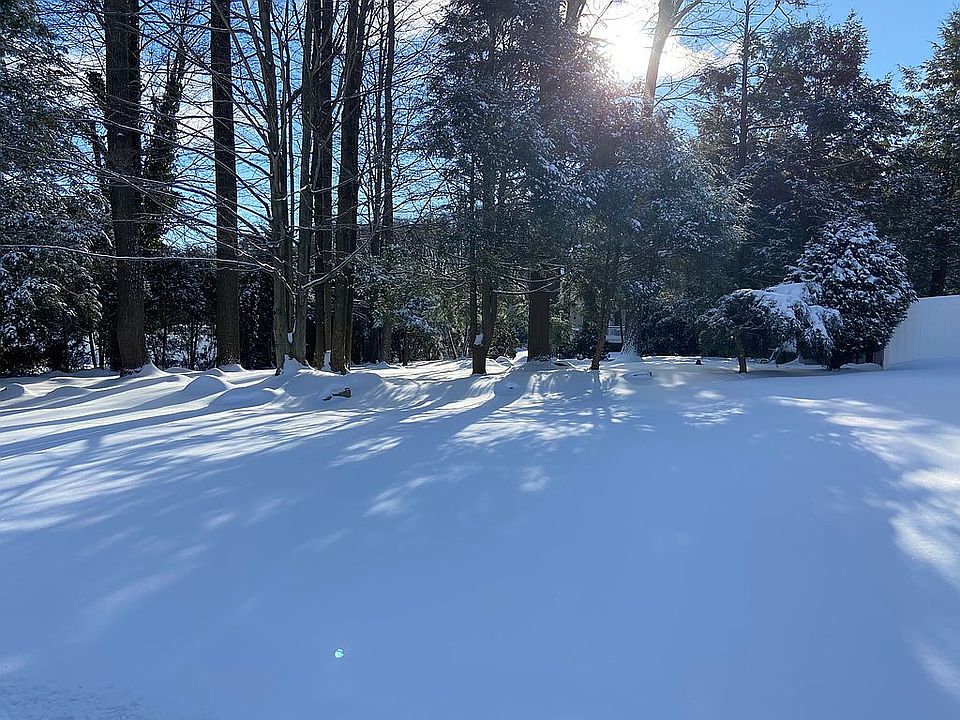 2nd image of 19 Tall Oaks Dr