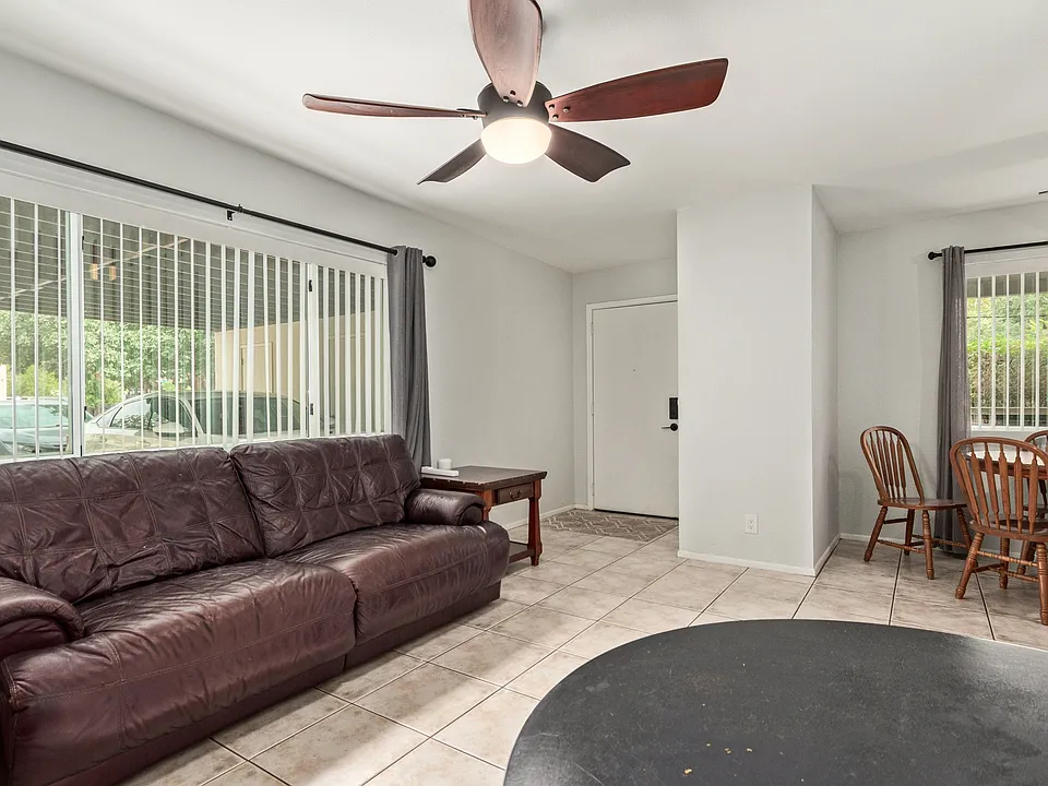 115 W 10th St