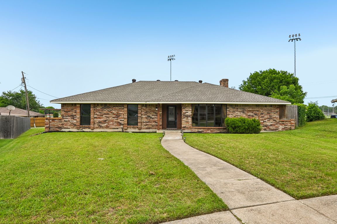 Oakbluff Dr-S0805-001.jpg